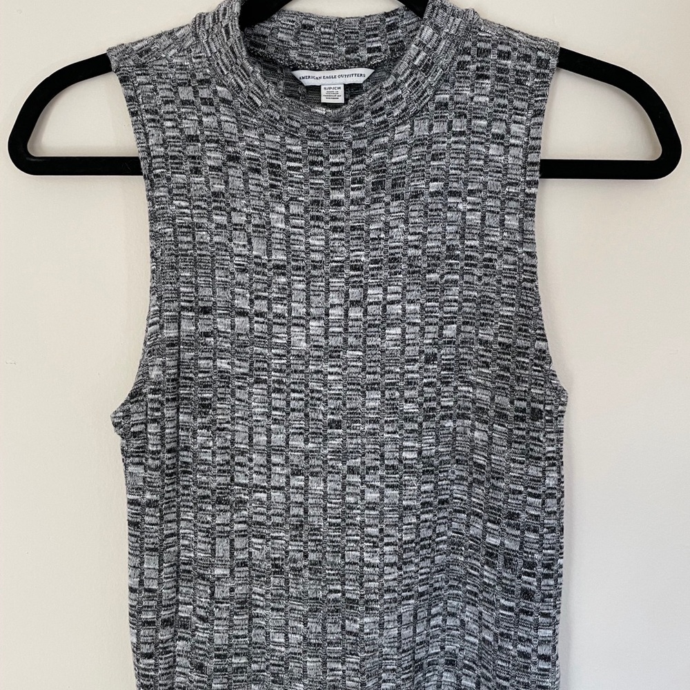 Mock neck sleveless sweater